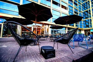 terrace-coffee-lunch-hotspot-Eindhoven-zwart-wit-koffie